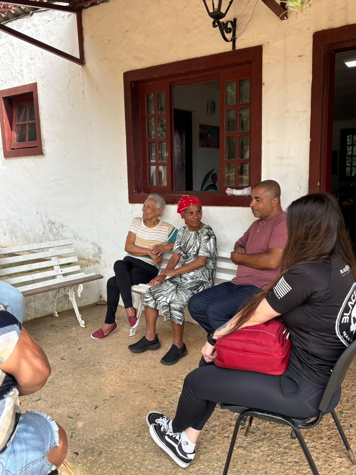 Roda de conversa com famílias na varanda das cocheiras.